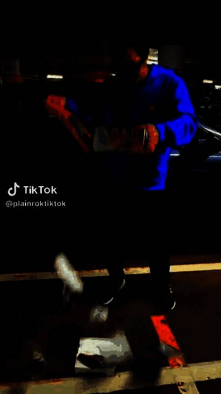 博主暴力打砸Switch2主机视频截图1