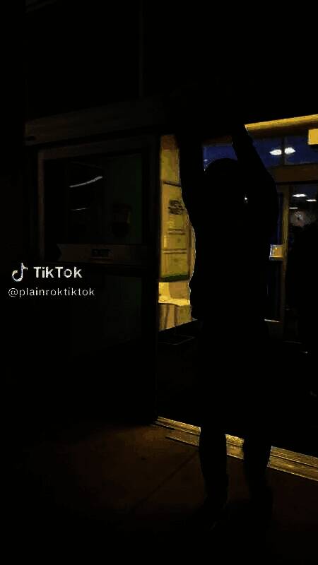 博主暴力打砸Switch2主机视频截图6