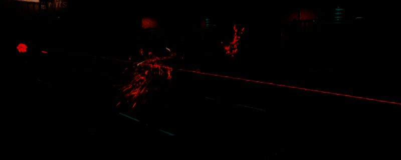 游戏中角色激烈对战的画面，展现高速动作与技能特效