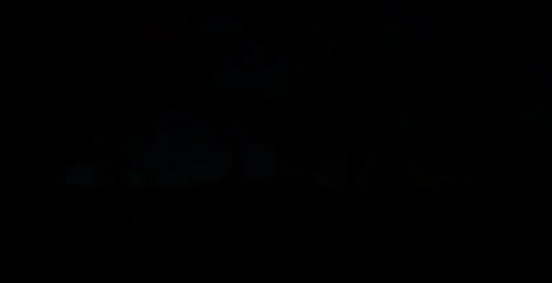 尼尔手持武器进行激烈战斗，周围环境崩塌，特效逼真