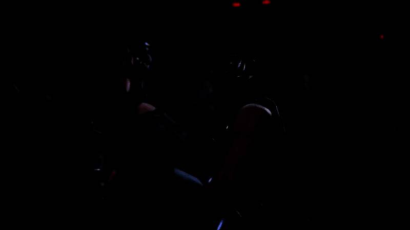 Team Ninja团队工作照，展示开发者们专注讨论游戏设计的画面