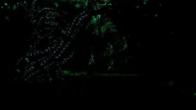 迷宫探索场景截图，角色手持地图，前方是光影交错的奇幻通道