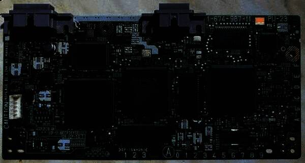 工程师正在使用显微镜分析主板结构，桌上摆放着各种工具与扫描设备