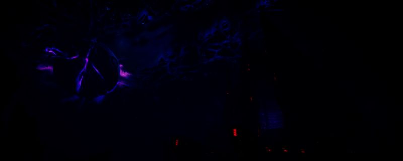 游戏场景展示，荒野环境与高科技遗迹并存，远处有神秘能量波动