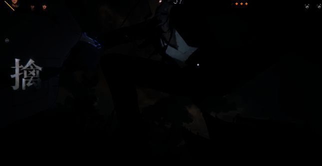 对战场景中角色正在进行激烈博弈与逃脱操作