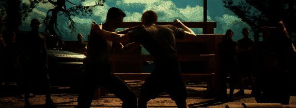 军情六处训练室内，詹姆斯正在进行高难度战术演练