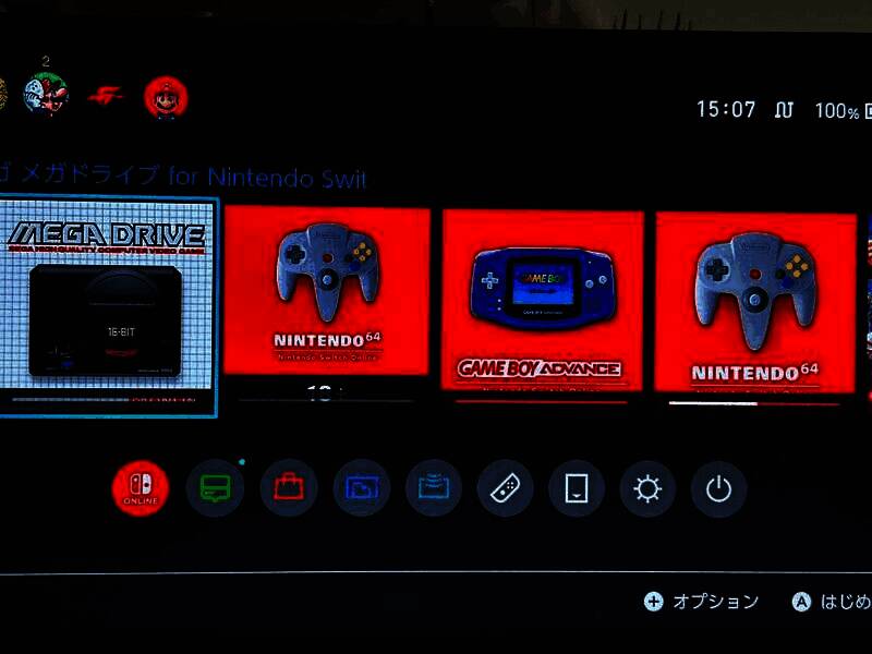 任天堂历代主机手柄整齐排列，连接至Switch 2主机的桌面展示