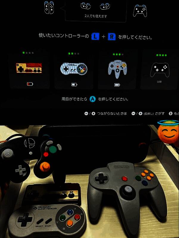 玩家使用不同年代的手柄操作Switch 2游戏界面的实况截图