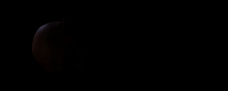 《荒野大镖客2》圣丹尼斯小酒馆对面墙上的神秘文字特写画面