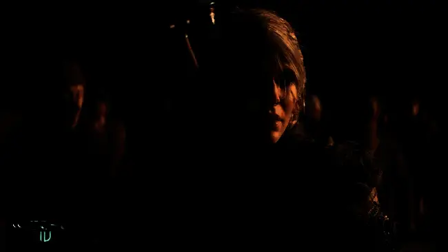 CDPR早期团队协作场景，开发者围绕电脑激烈讨论创意