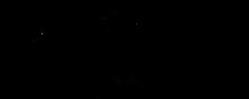 《受折磨的灵魂2》游戏画面，展示阴森破败的修道院内部，昏暗灯光下墙壁斑驳，气氛压抑