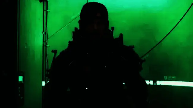 小岛秀夫在剪辑室中专注地处理《死亡搁浅2》最终预告片的画面细节