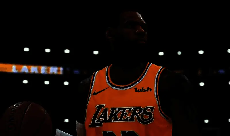 NBA与2K官方代表在签约仪式上握手合影，背景为大型NBA 2K游戏海报