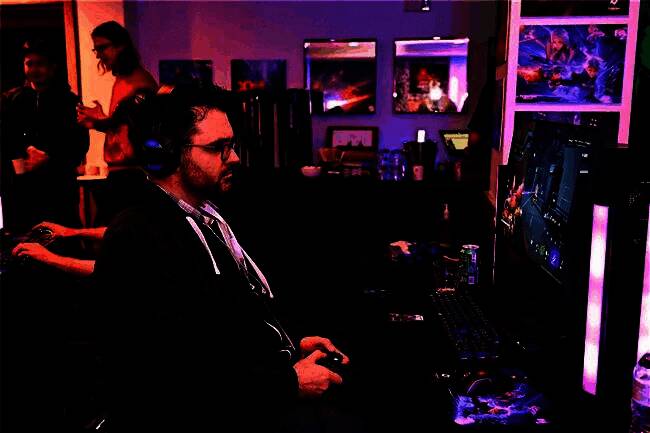 游戏中角色技能演示，展现多样战斗风格