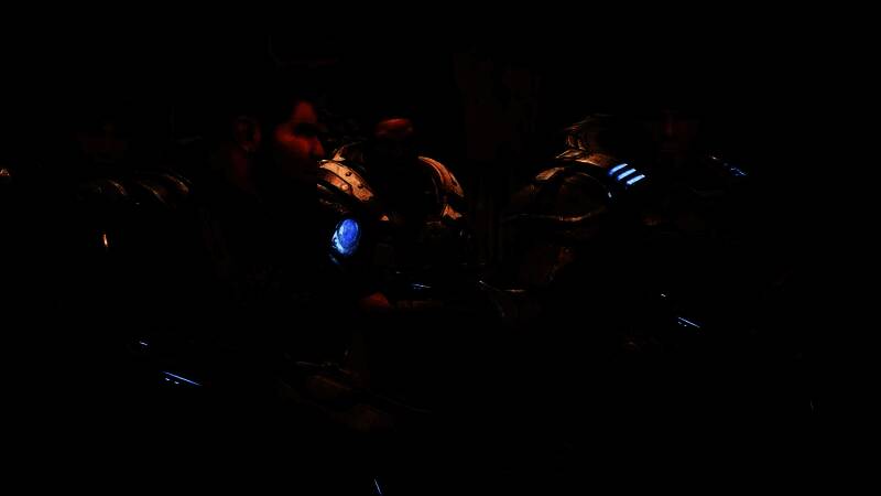 《战争机器：重装上阵》游戏封面，展示主角手持武器站立于废墟之上，背景是战火纷飞的战场