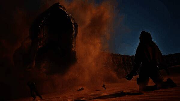 玩家在沙丘边缘搭建临时营地，远处可见巨大的沙虫身影