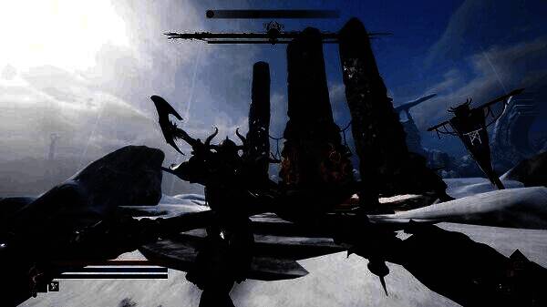 主角手持长矛穿越枯树林，天空阴沉氛围压抑