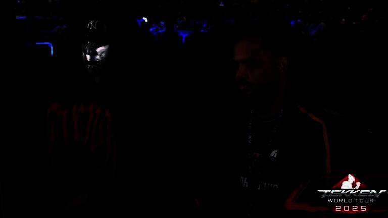 神秘选手以毁灭博士造型登场，身穿银色战甲，手持武器道具，引发观众好奇与热议