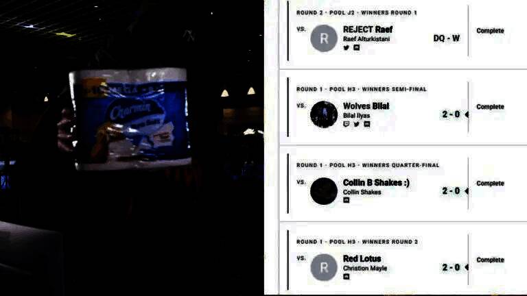 选手在后台区域挥洒厕纸，工作人员震惊躲避，现场一片混乱