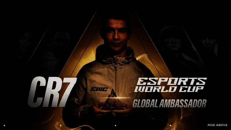 克里斯蒂亚诺·罗纳尔多身着电竞世界杯宣传T恤，面带微笑面对镜头