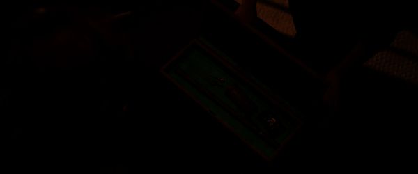 主角站在高楼边缘俯视城市，表情坚定，远处有红色烟雾升腾