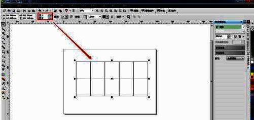 画布区域正在拖动生成表格，虚线框表示表格轮廓