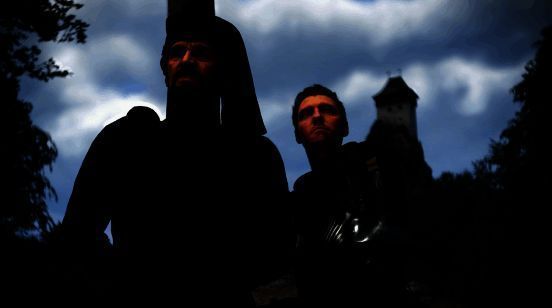 神秘画家与主角对话的剧情场景，光影渲染营造出浓厚故事氛围