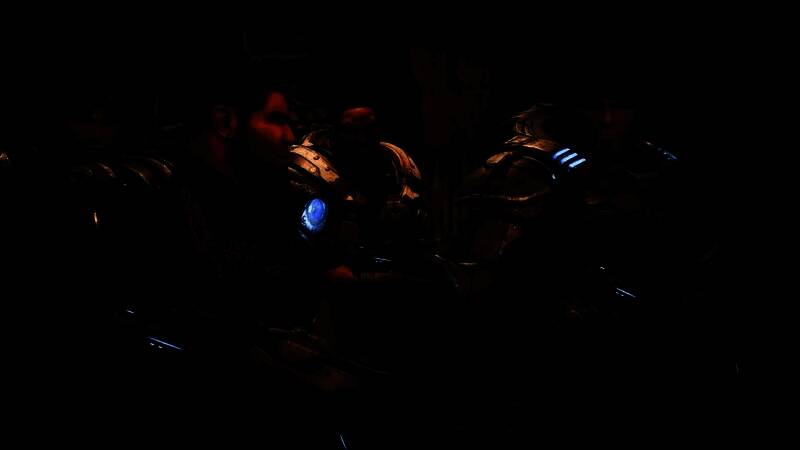 《战争机器：重装上阵》宣传图，展示激烈的战场场景和角色装备细节