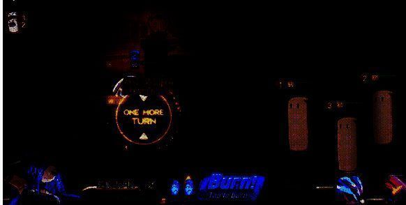 技能释放瞬间画面，沛伊拉驾驶摩托车冲入战场，周围光芒四射