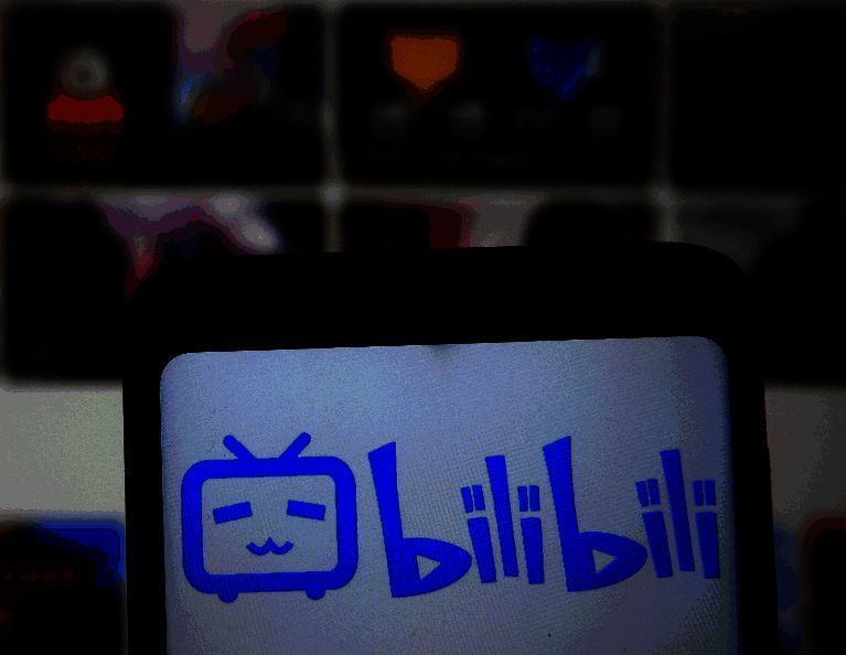 第三方视频下载工具操作界面示意图，包含链接粘贴与解析过程