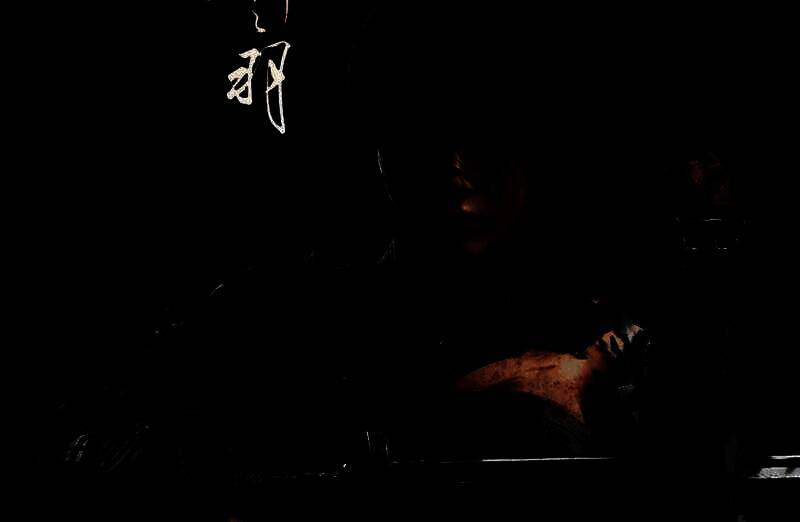 游戏主界面展示，背景为古代战场，前景为手持长刀的女主角