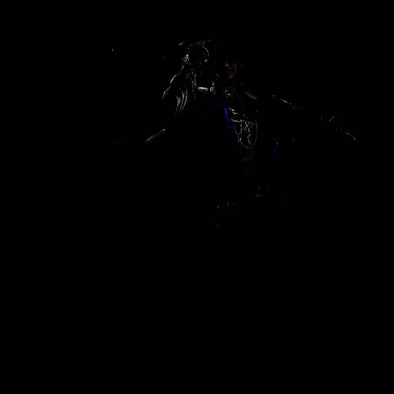 佐佐木岩流手持长刀，神情冷酷地站立于战场之上，身后是残破的京都街道