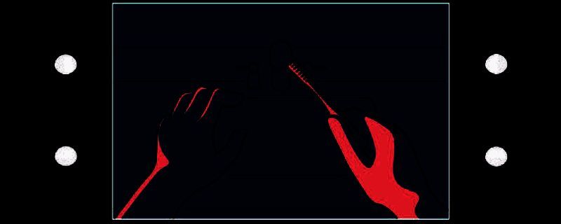 少女在家中醒来，发现陌生男子出现的场景