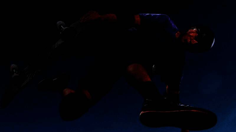 《托尼·霍克职业滑板3+4》游戏画面展示角色完成高难度空中翻转动作，背景为城市街头场景