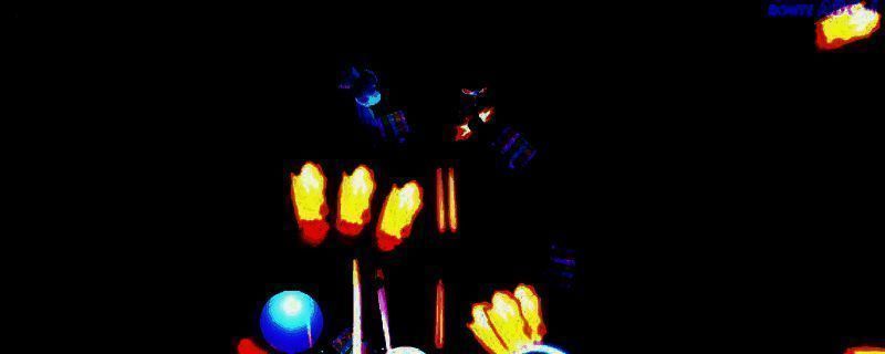 游戏主视觉图，展示主角手持武器在废墟中警戒的画面