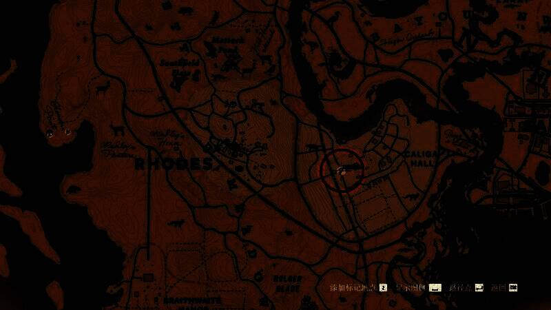 角色潜入马厩场景，画面中可见三匹不同颜色的马匹