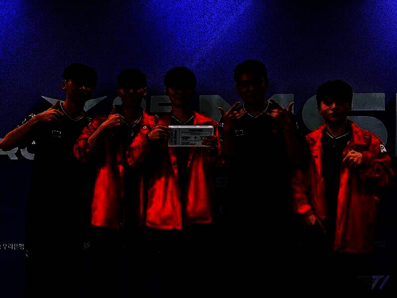 比赛现场镜头聚焦T1选手，每位队员神情专注、斗志昂扬