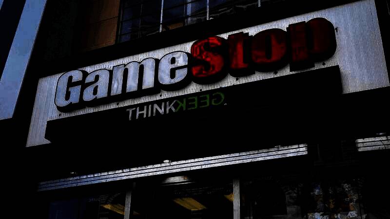 GameStop门店陈列大量宝可梦集换卡与Switch游戏并列展示