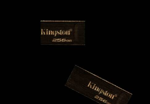 U盘插入电脑示意图，显示文件正在传输中的状态窗口