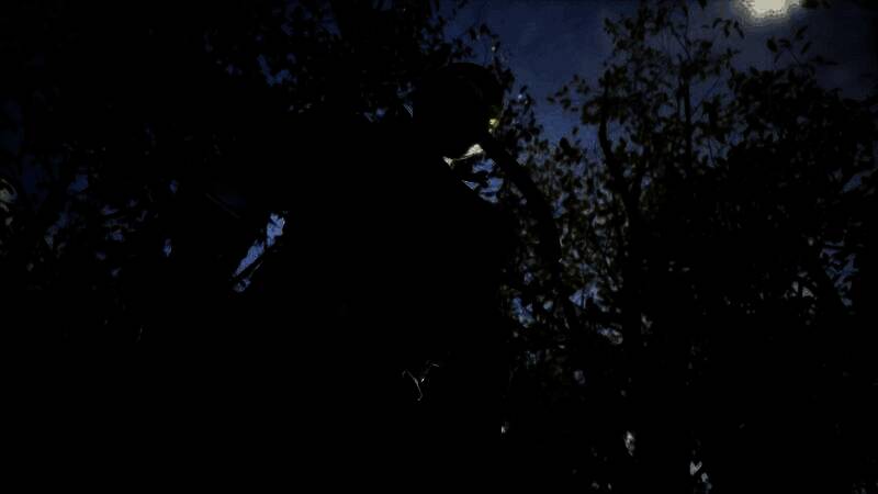 《合金装备3：重制版》宣传图，展示主角Snake在丛林中潜行的紧张场景