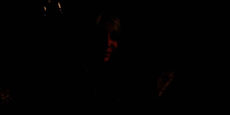 《巫师4》叙事总监Philipp Weber接受采访画面，背景为游戏角色杰洛特战斗场景