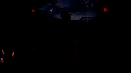 二师姐白绾绾回眸一笑，妖娆迷人，背后隐约有桃花飘落