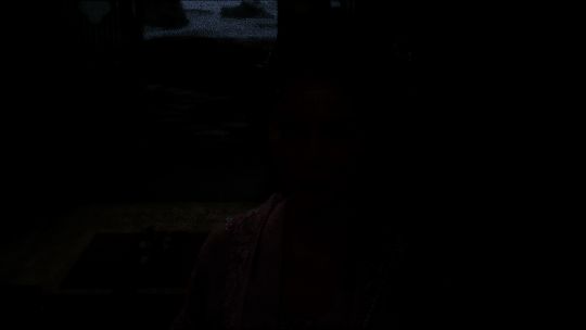 师侄闻人澜珂调皮捣蛋，手拿烟花站在屋顶上大笑