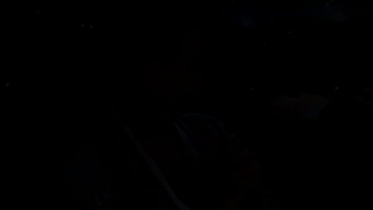 潘素琴手持汤碗，微笑注视镜头，背景为温馨厨房场景