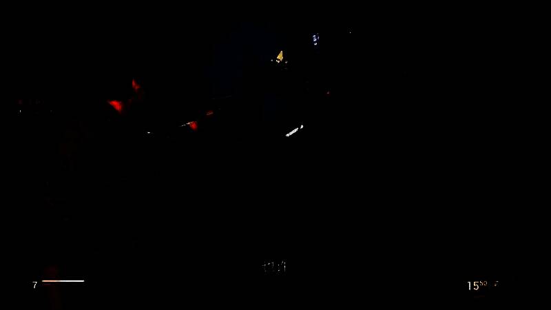 激烈战斗场景，主角手持能量武器与敌人对峙，周围爆炸特效华丽