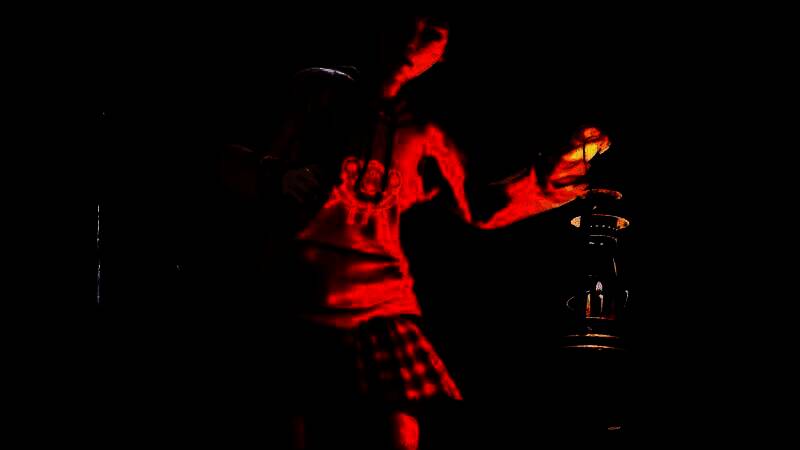 角色在废墟中探索，阳光透过厚重云层洒下，营造出末日氛围