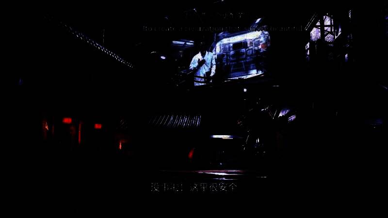 机械同伴特写镜头，金属质感强烈，眼部闪烁蓝光