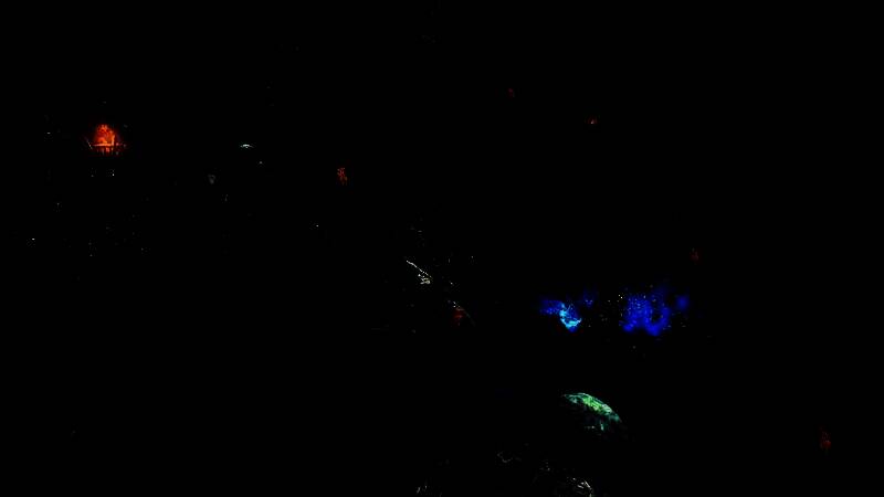 《鬼武者：剑之道》战斗演示截图，宫本武藏挥舞武士刀斩击敌人，鲜血四溅