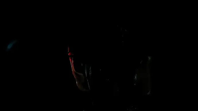 展示游戏主角手持武士刀战斗的场景，背景为暗黑色调的和风建筑