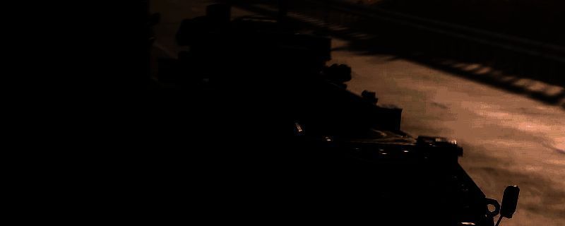 《断箭》战斗画面，装甲车队在战场上推进，烟尘弥漫，远处有爆炸特效